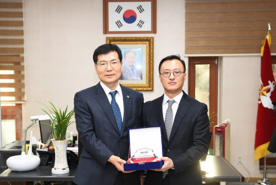 양섭(왼쪽) 국립서울현충원장이 엄홍석(오른쪽) 현대엔지니어링 커뮤니케이션실장에게 감사패를 전달하고 있다. <현대엔지니어링 제공>